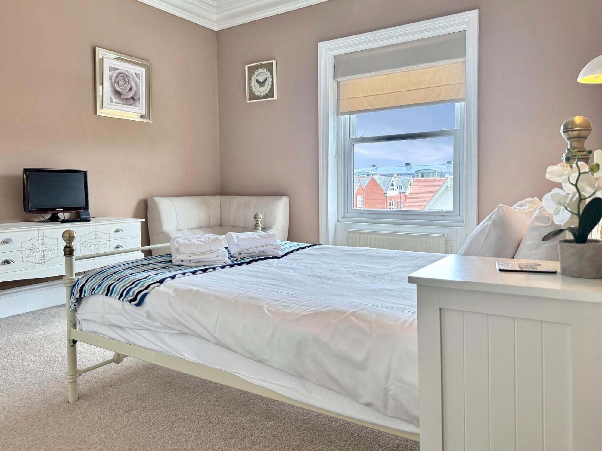 Apartment Victoria With Free Parking สการ์โบโรห์ ภายนอก รูปภาพ
