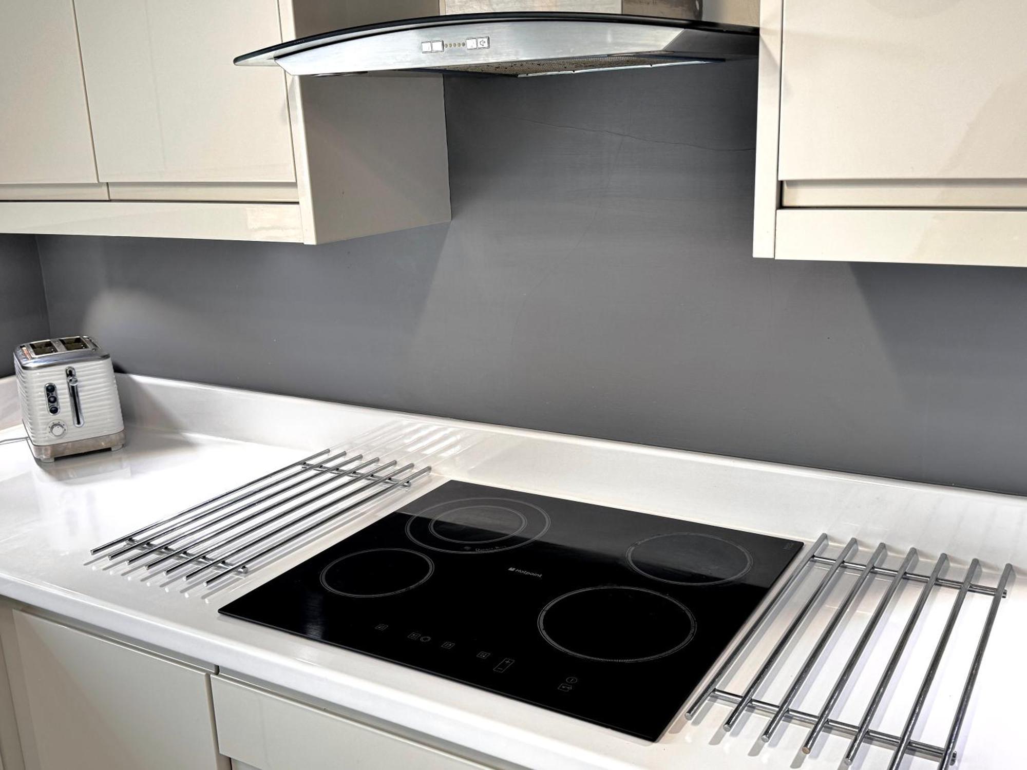 Apartment Victoria With Free Parking สการ์โบโรห์ ภายนอก รูปภาพ
