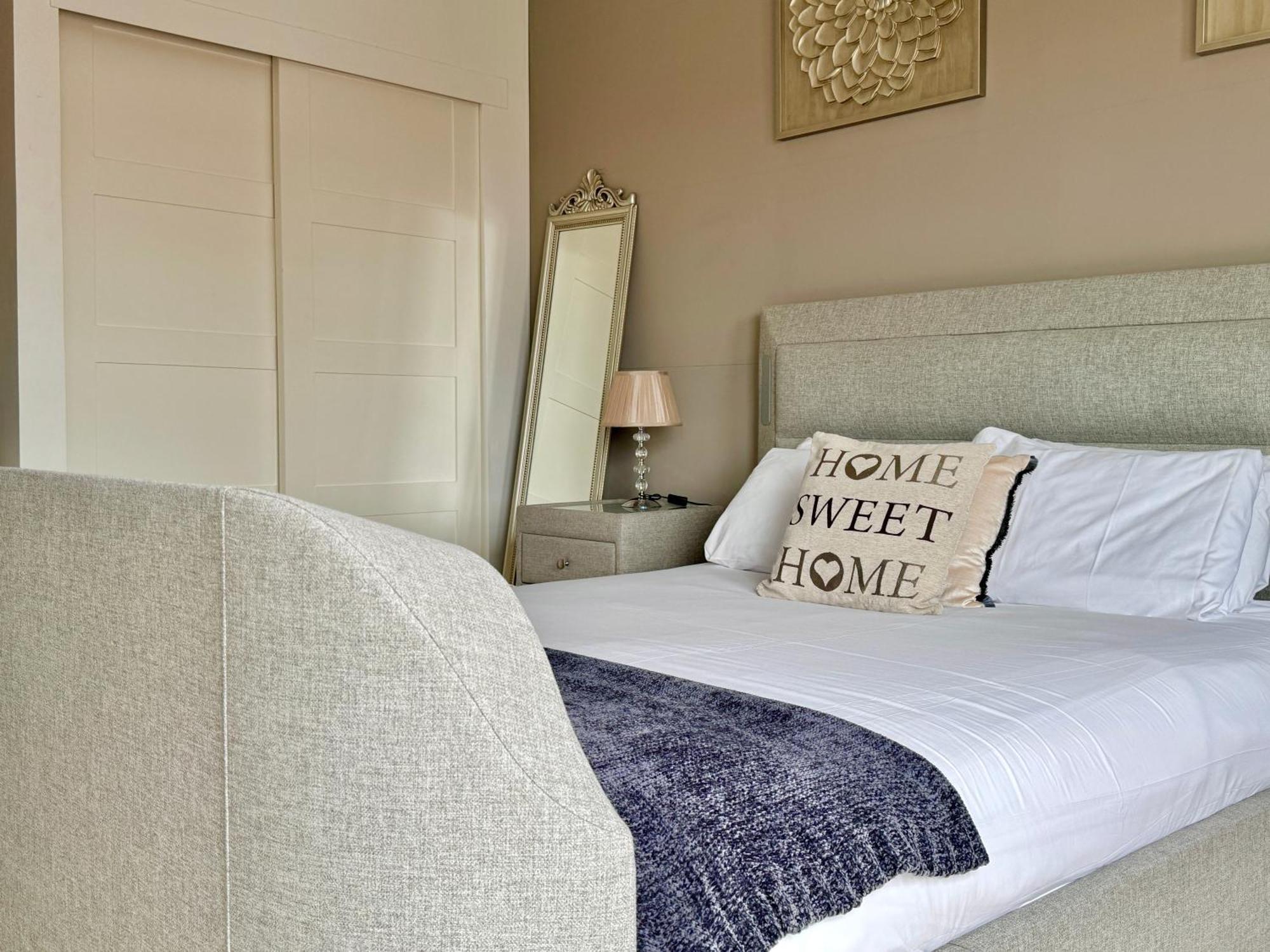 Apartment Victoria With Free Parking สการ์โบโรห์ ภายนอก รูปภาพ