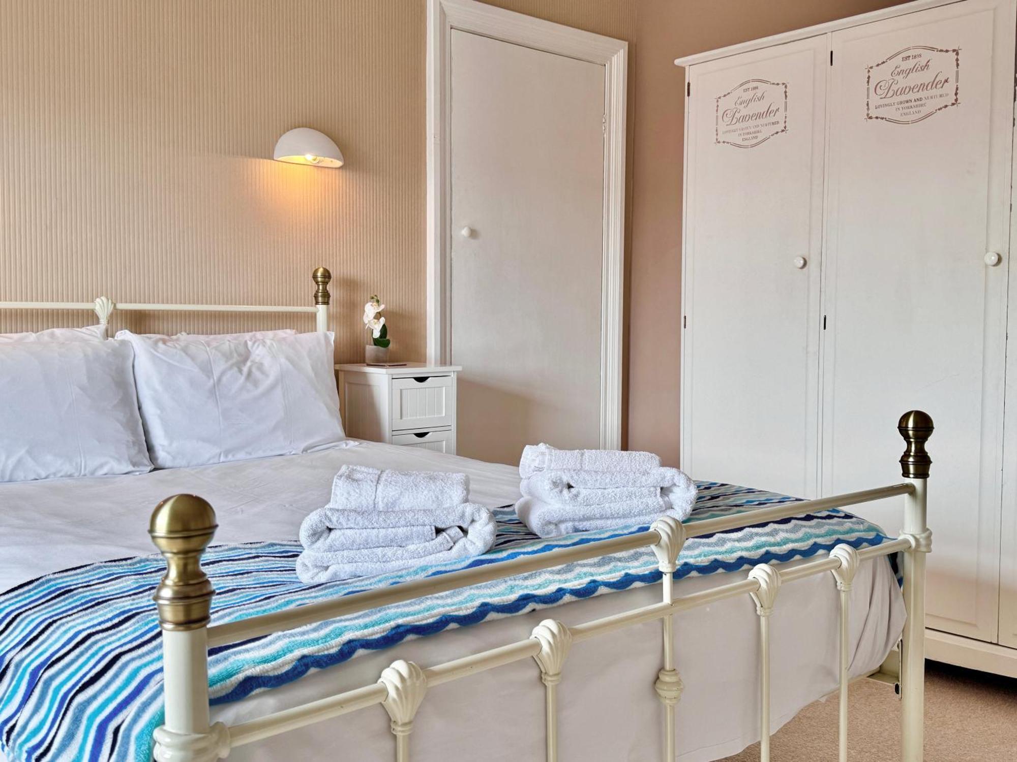 Apartment Victoria With Free Parking สการ์โบโรห์ ภายนอก รูปภาพ