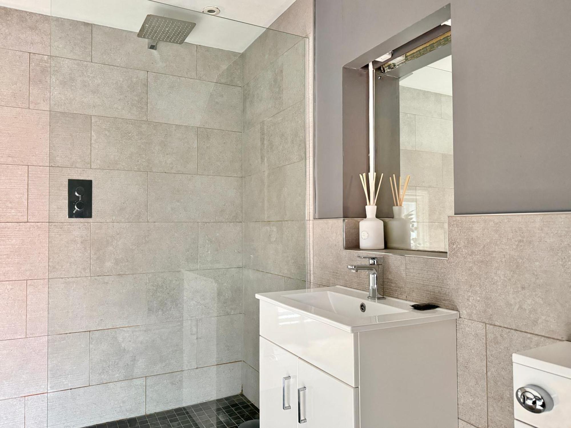 Apartment Victoria With Free Parking สการ์โบโรห์ ภายนอก รูปภาพ