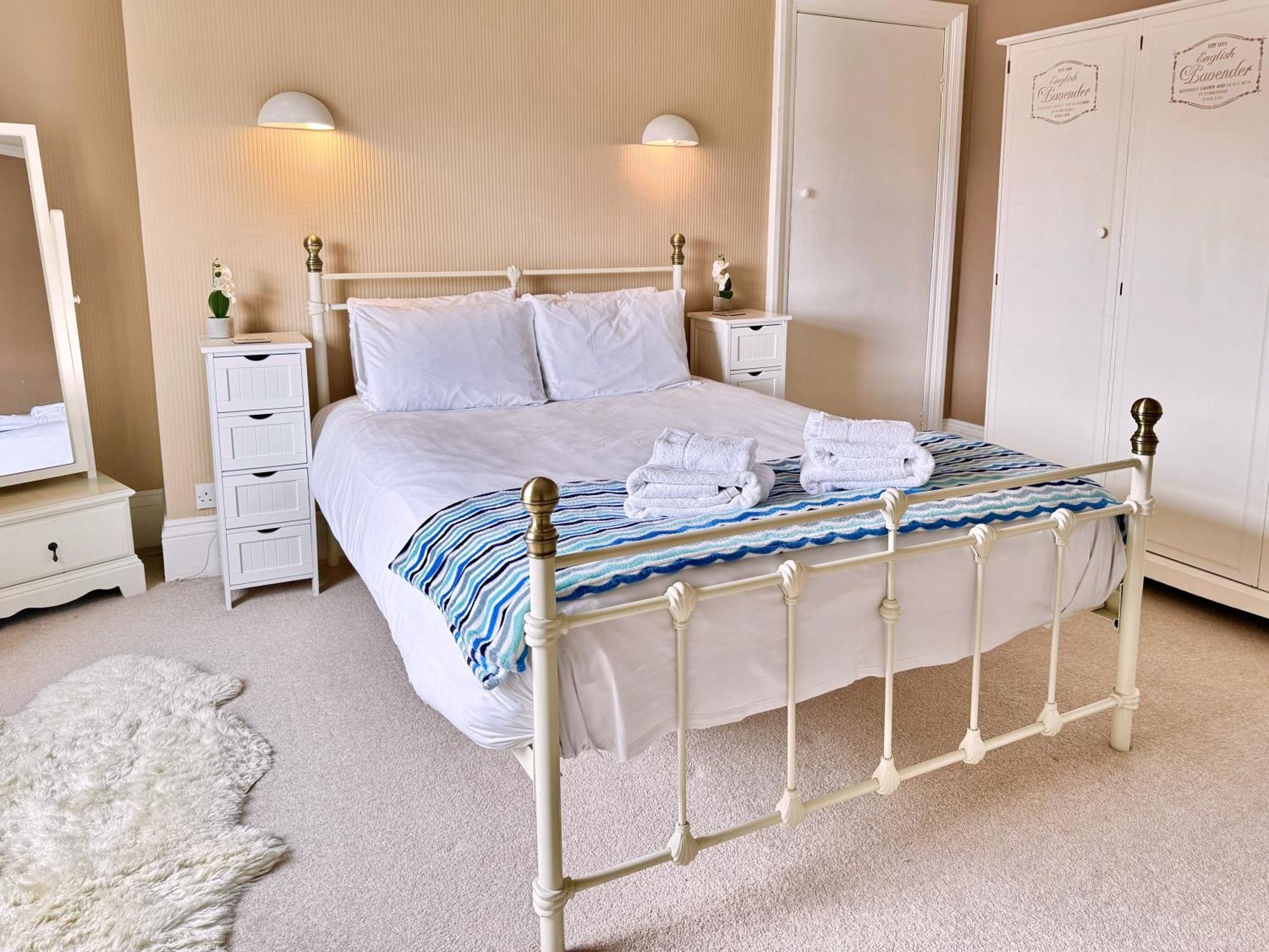 Apartment Victoria With Free Parking สการ์โบโรห์ ภายนอก รูปภาพ