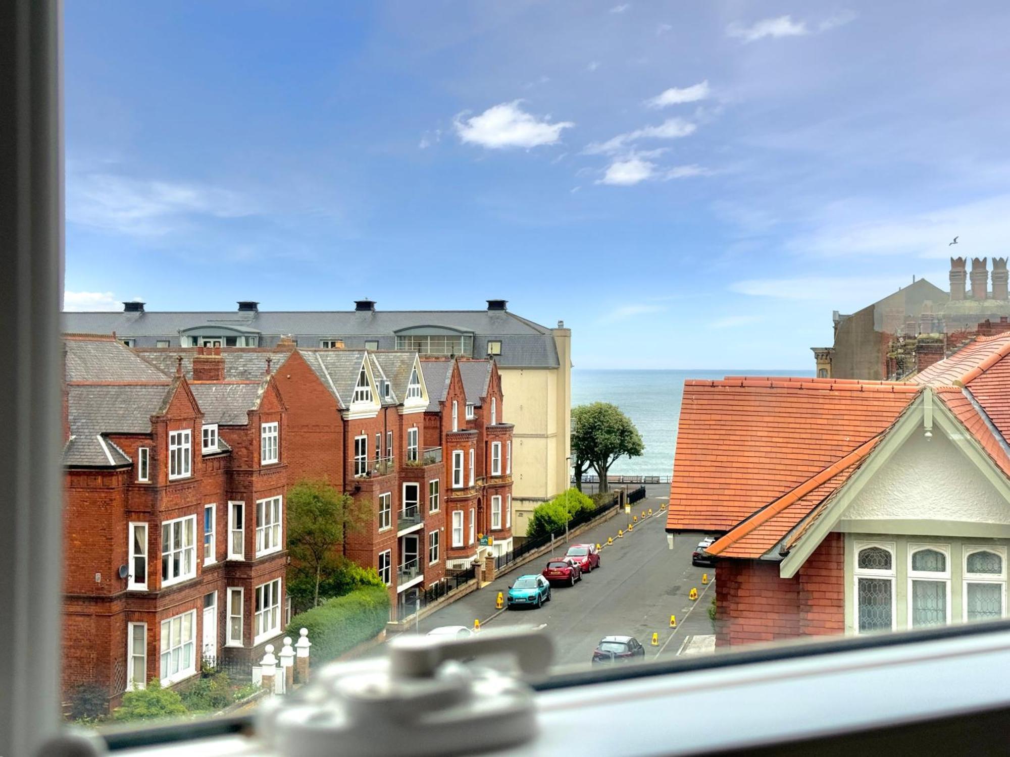 Apartment Victoria With Free Parking สการ์โบโรห์ ภายนอก รูปภาพ